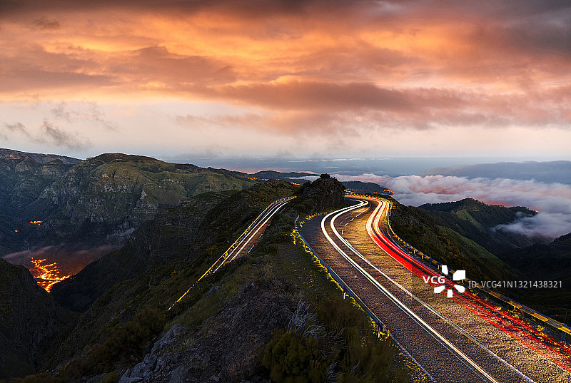 马德拉岛日落时分的汽车轨迹光图片素材