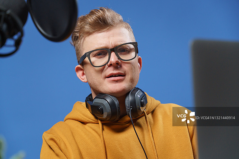 博主或播客在工作场所陷入沉思的特写图片素材