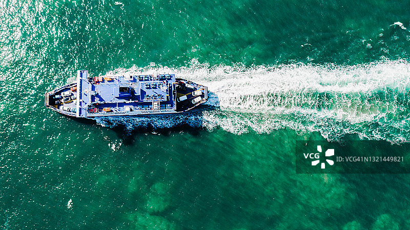 英国索伦特海上汽车渡轮的航拍日景照片图片素材