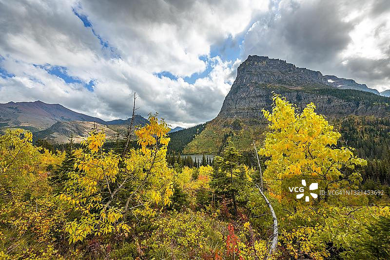美国蒙大拿州冰川国家公园锡诺帕山秋色图片素材