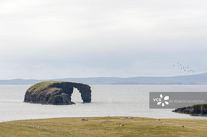 地质玄武岩，岩洞，多尔霍姆天然拱门，位于英国苏格兰设得兰群岛大陆唐威克附近图片素材