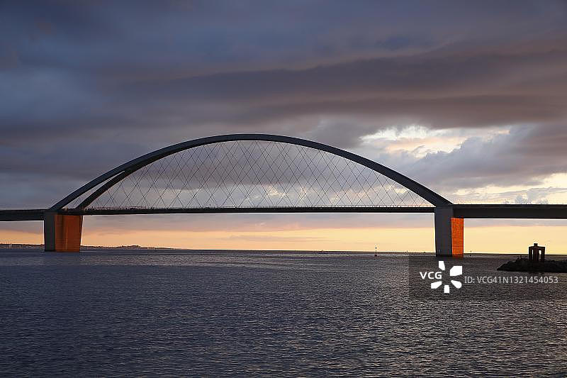 费马恩岛松德大桥暮光景色，德国石勒苏益格-荷尔斯泰因州图片素材