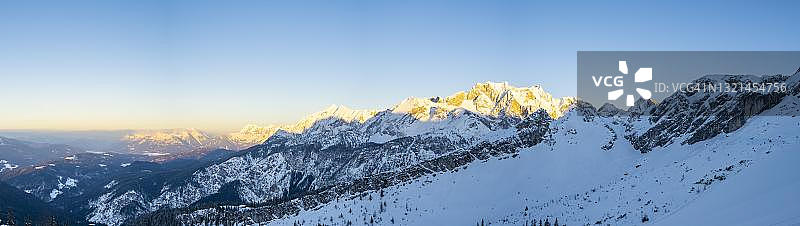 德国巴伐利亚阿尔卑斯山脉冬季雪景日落图片素材