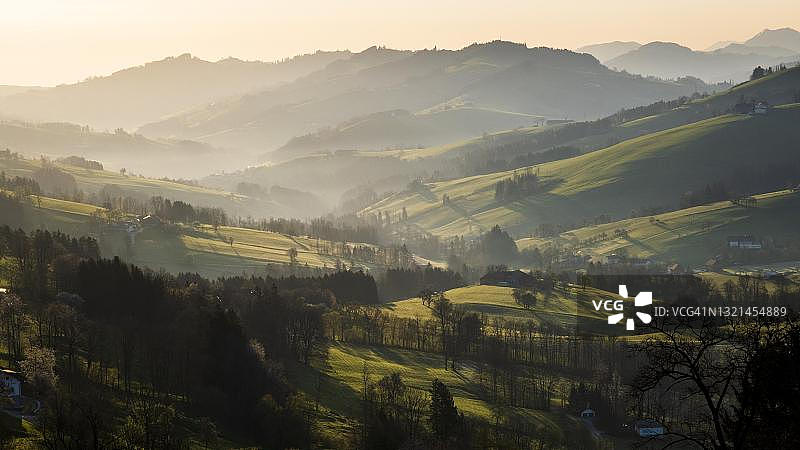 清晨景象，莫斯特拉大街春季的丘陵景观，莫斯特维尔特尔，下奥地利州，奥地利图片素材