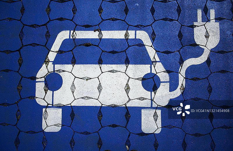 德国巴登-符腾堡州电动汽车充电站停车场图片素材