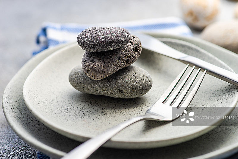 乡村风鹅卵石餐位摆设图片素材
