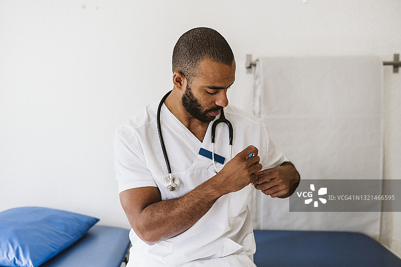 男医生将笔放在口袋里的肖像图片素材