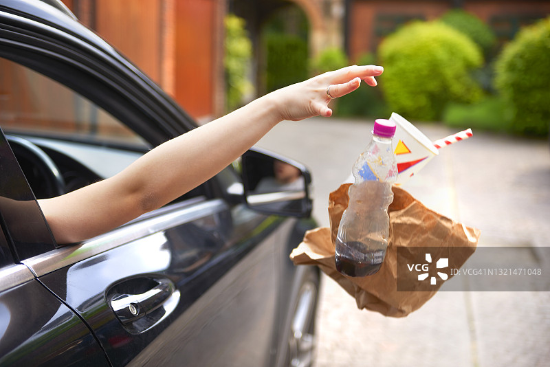 从车窗乱扔垃圾图片素材