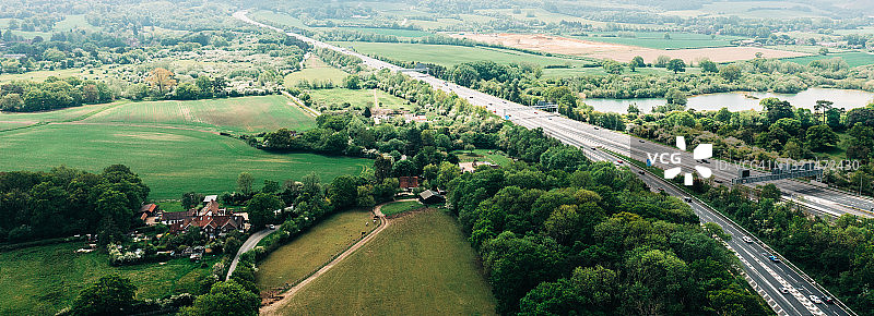 英格兰乡村的公路航拍照片图片素材