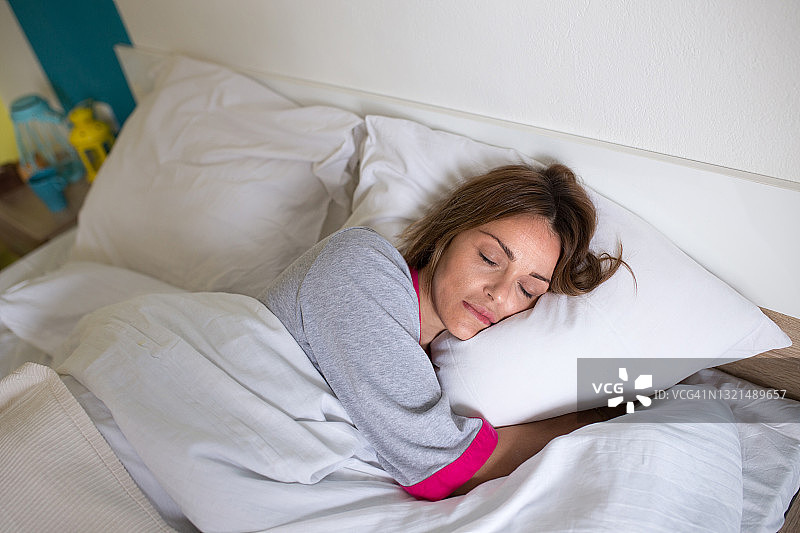 夜生活后入睡的中年妇女图片素材