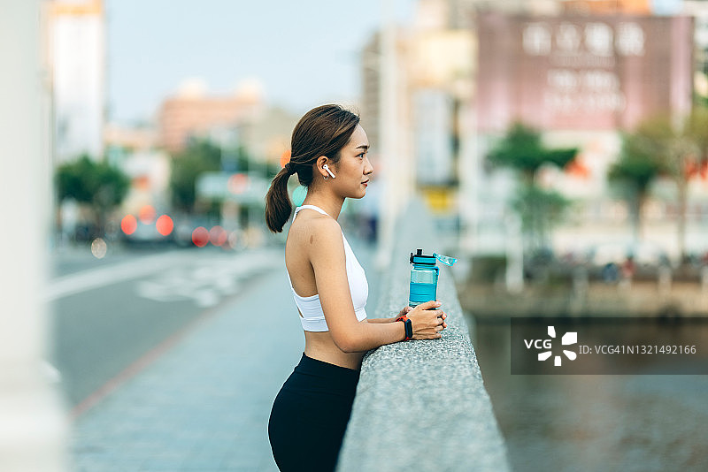 女运动员饮水图片素材