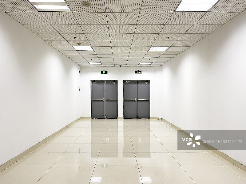 室内走廊尽头的两扇门图片素材