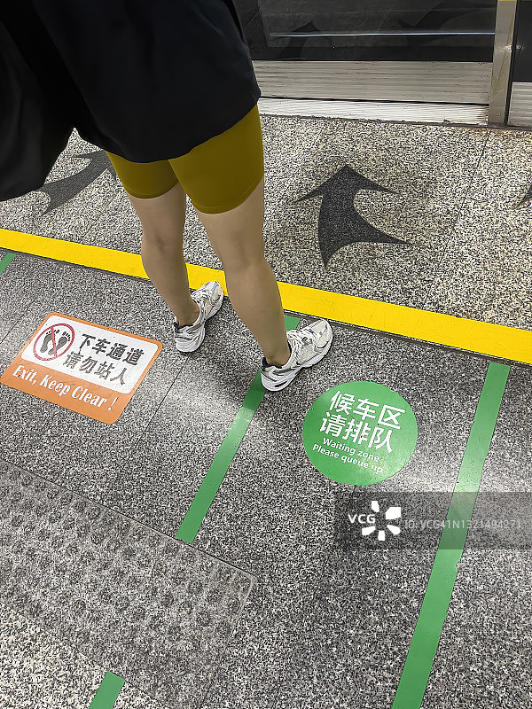 女人正在等待地铁的到来图片素材