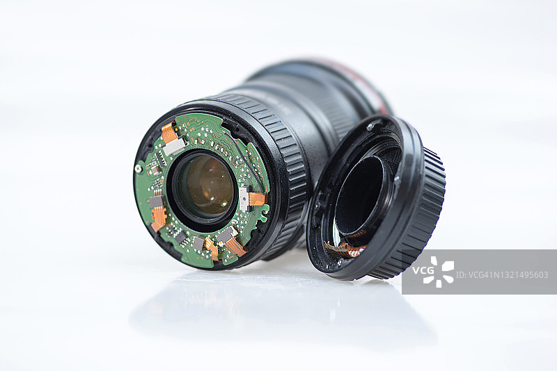 白色背景上的破损镜头图片素材