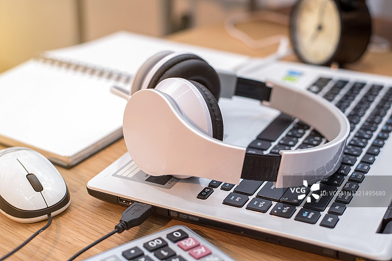 耳机和办公用品图片素材