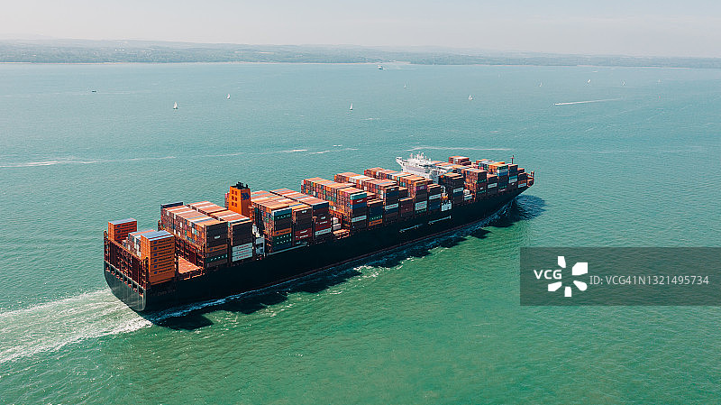 英国索伦特海集装箱船航拍日景照片图片素材