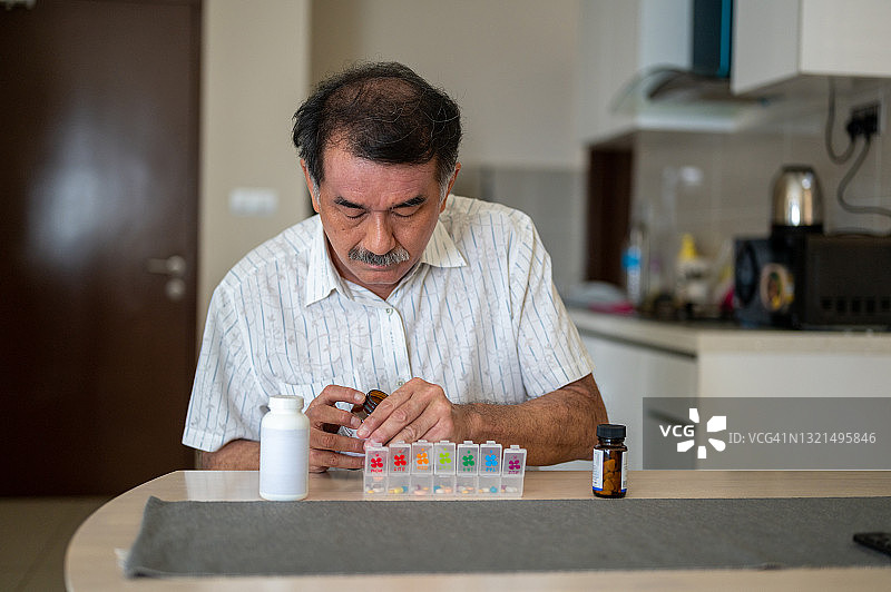 一周药片整理图片素材