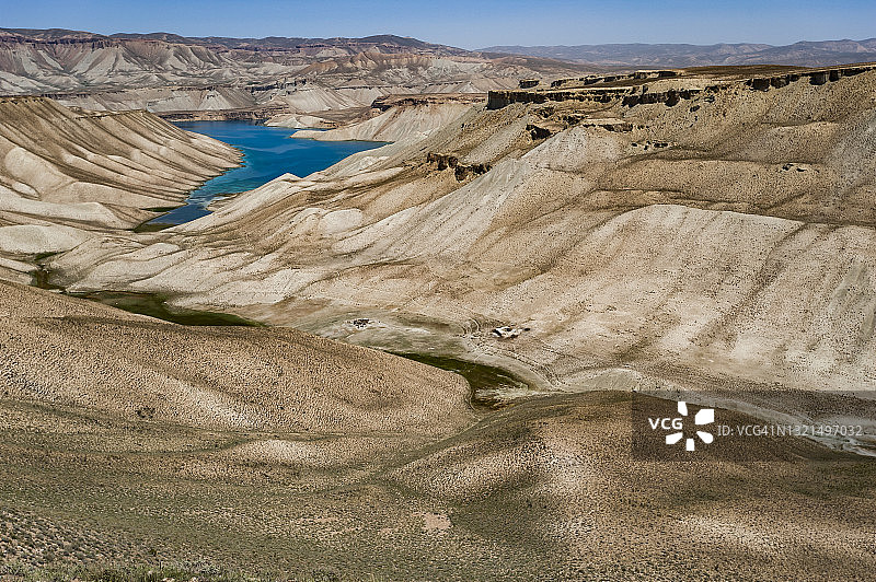 阿富汗中部班德阿米尔的壮观深蓝色湖泊，构成该国第一个国家公园图片素材