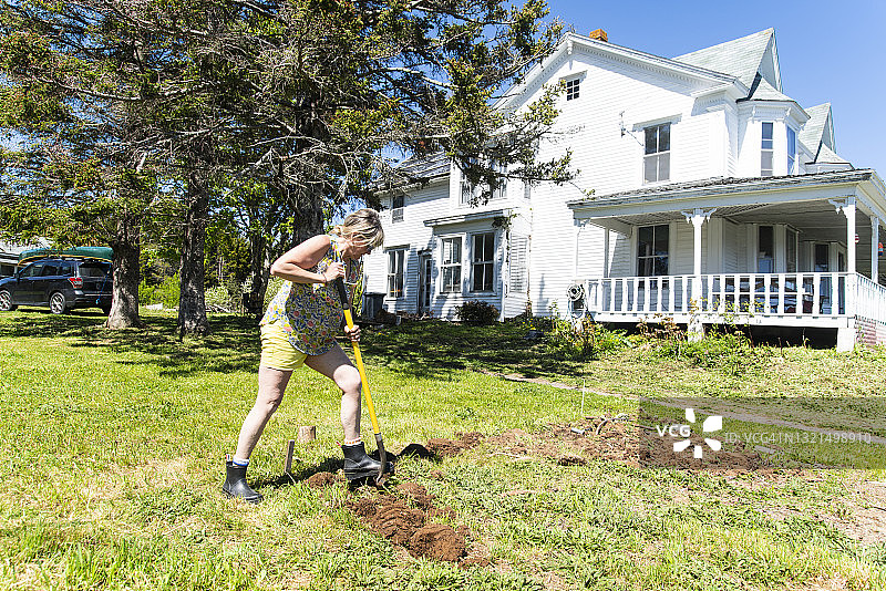 女人在花园里挖土图片素材