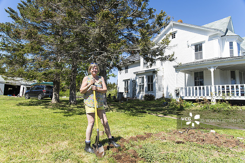 一位女士在春天开始种植菜园图片素材