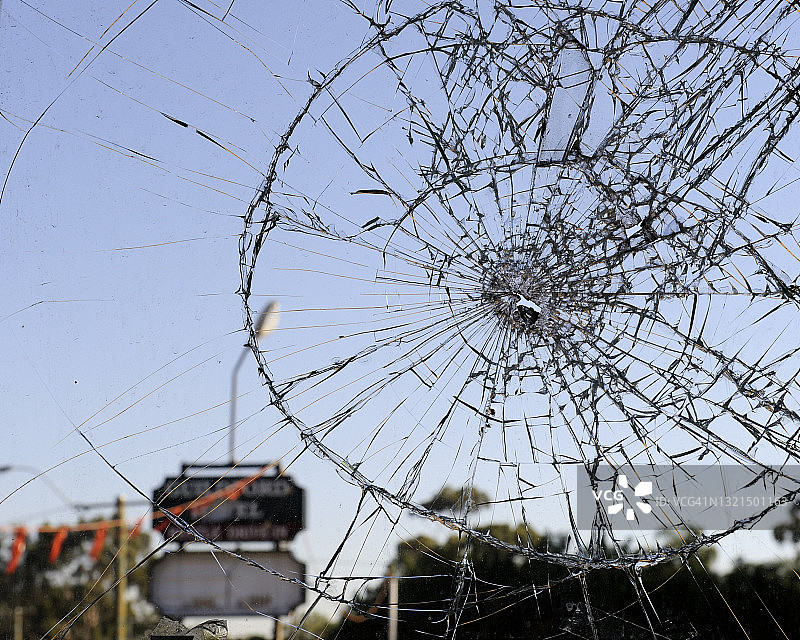 破碎的防碎玻璃窗上的疯狂图案图片素材