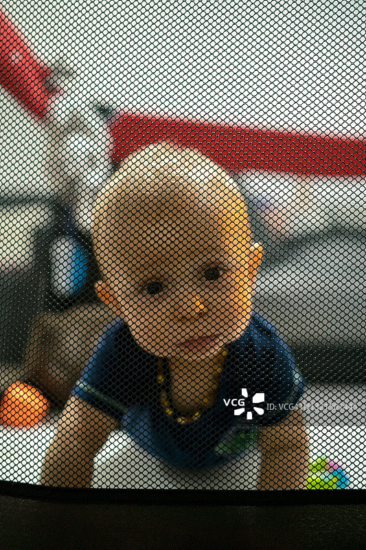 婴儿床里可爱的金发男婴图片素材