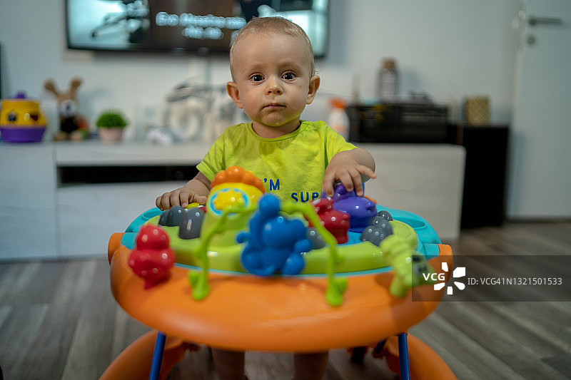 在婴儿学步车里的婴儿图片素材