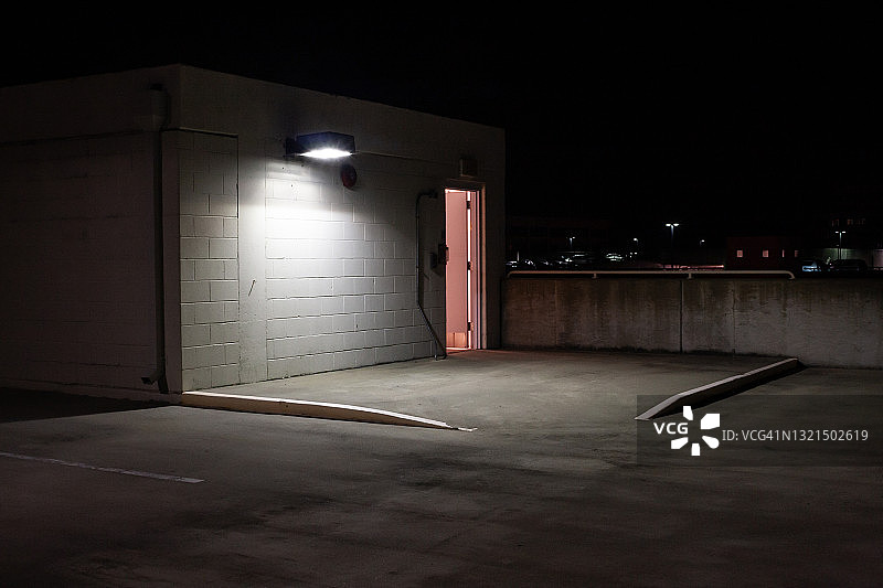 夜晚空旷的停车场图片素材