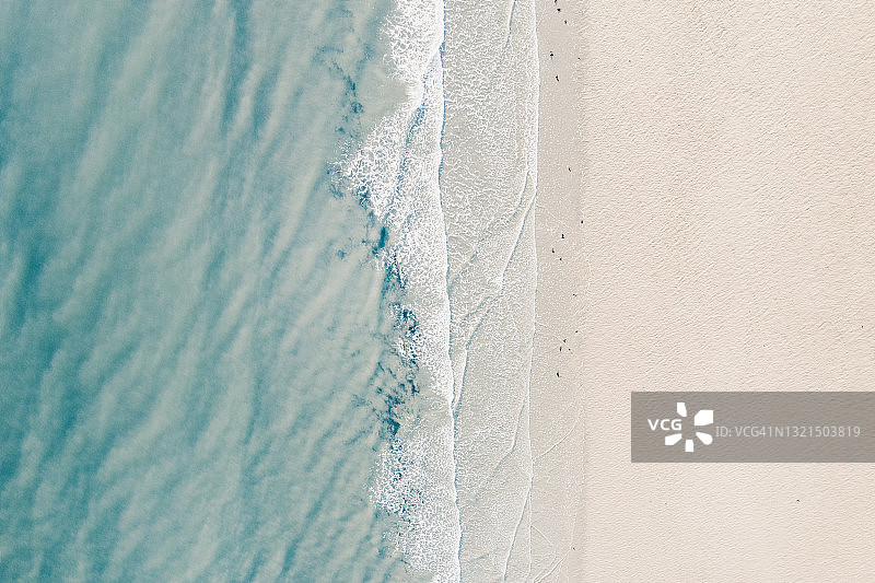 航拍英国英格兰雷德卡海浪拍打沙滩图片素材