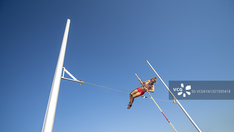 年轻女子撑杆跳图片素材