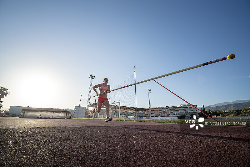 年轻女子撑杆跳图片素材