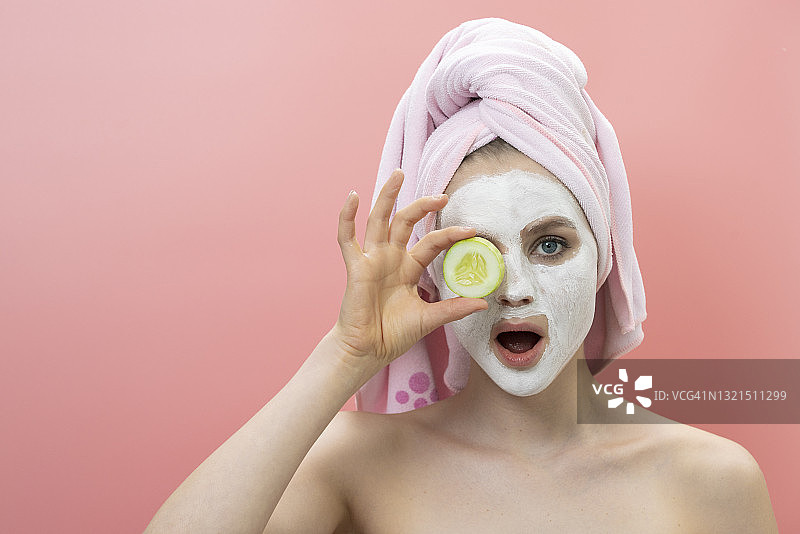 妇女拿着黄瓜片图片素材