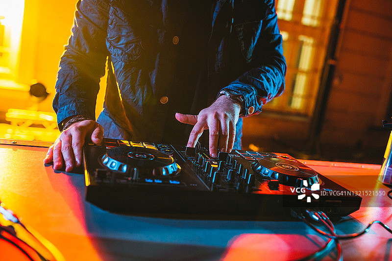 DJ在派对上播放和混合音乐图片素材