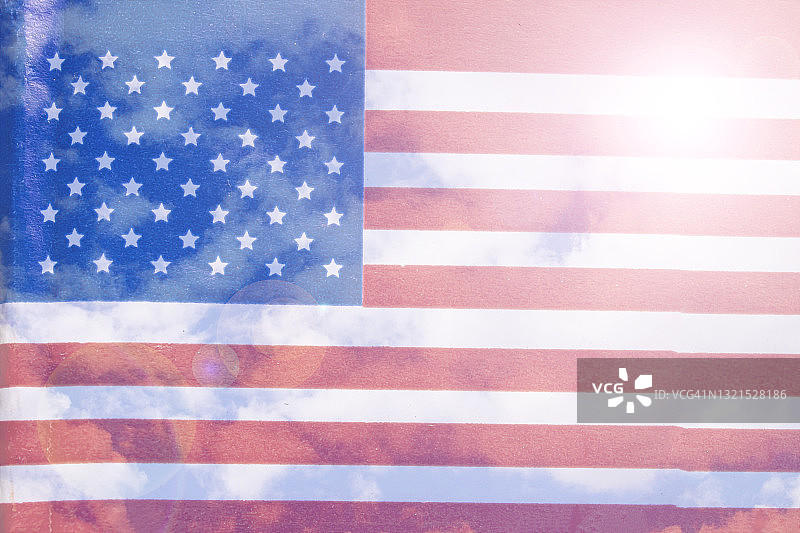 蓝天背景下的美国国旗图片素材