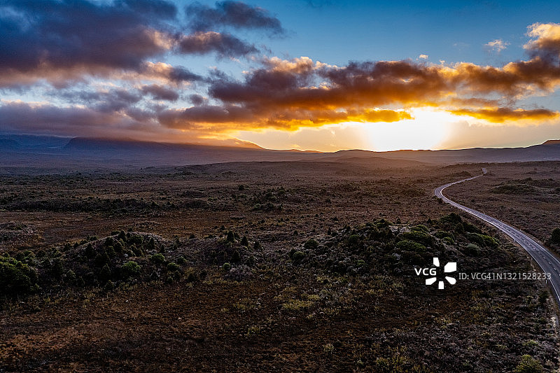 黎明时分通往鲁阿佩胡山的道路，新西兰国家公园图片素材