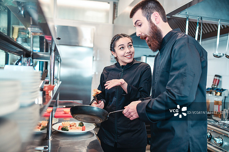 现代厨师在厨房考核女学生厨艺图片素材