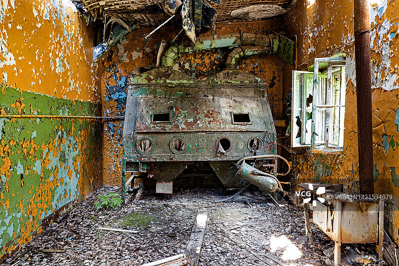 废弃工厂里的机器图片素材