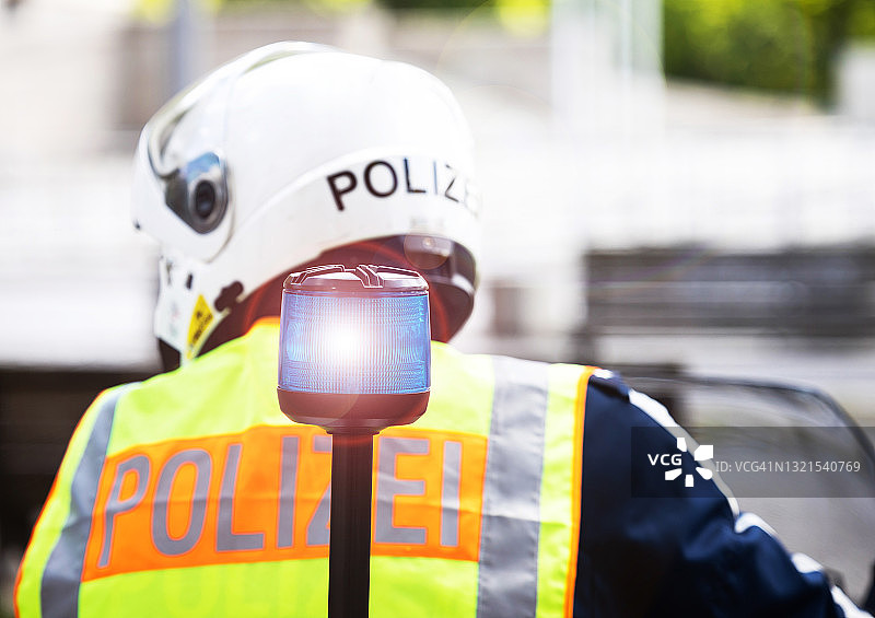 骑摩托车的德国警察和警灯图片素材
