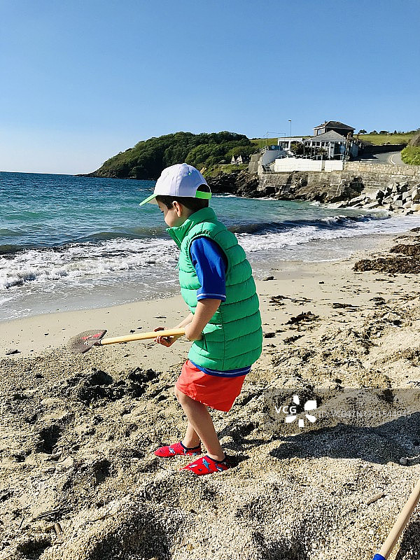 海滩上的男孩图片素材
