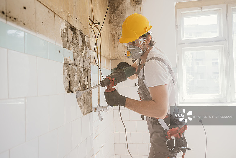 工人使用冲击钻图片素材