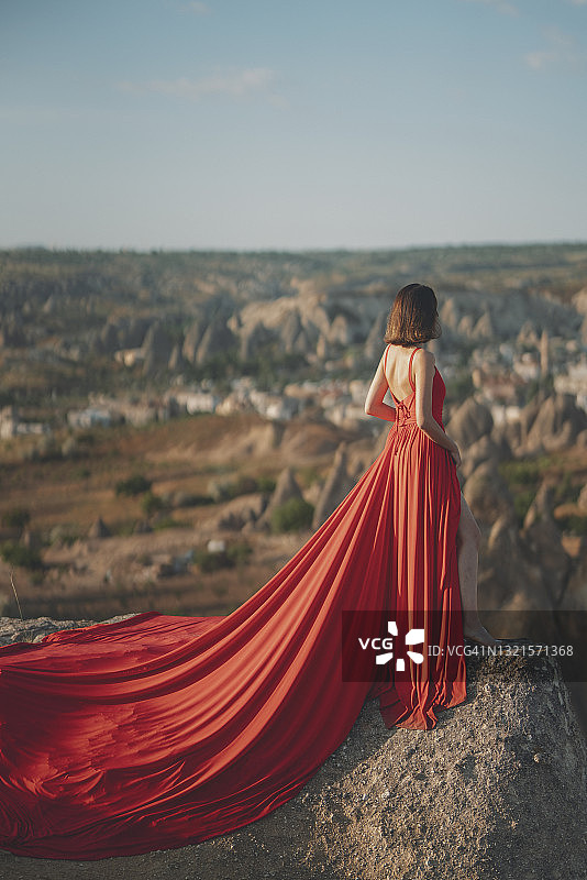 在卡帕多西亚穿着红色连衣裙的女人图片素材