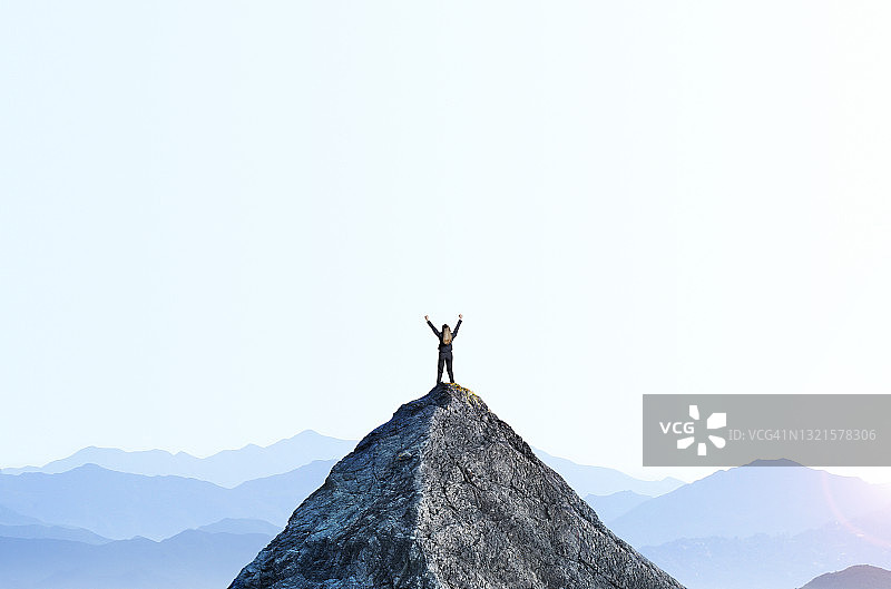 站在山顶上欢呼的女商人图片素材