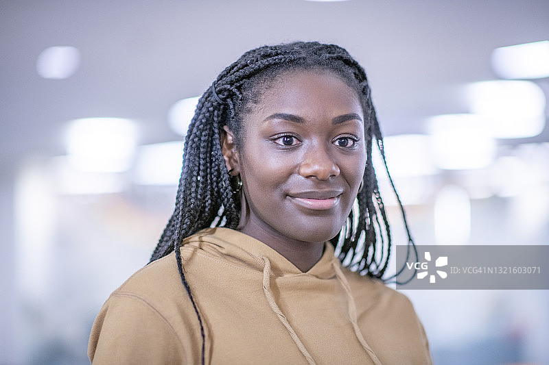 微笑的非裔美国女人图片素材