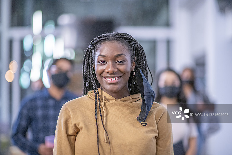 微笑的非裔美国女人图片素材