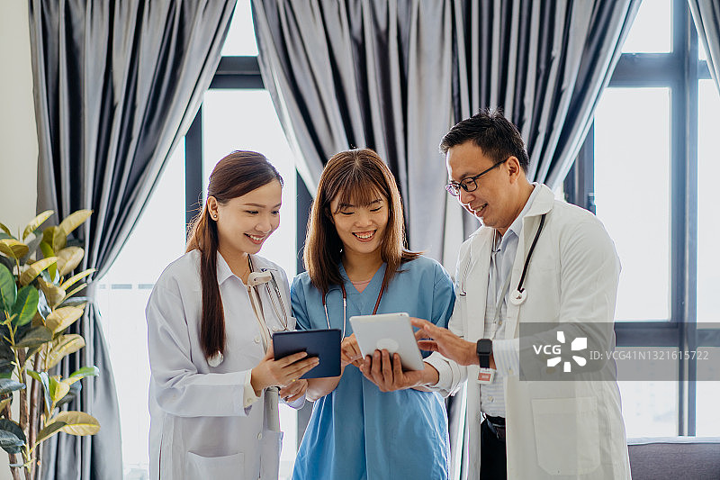亚洲医生查看平板电脑上的医疗报告图片素材