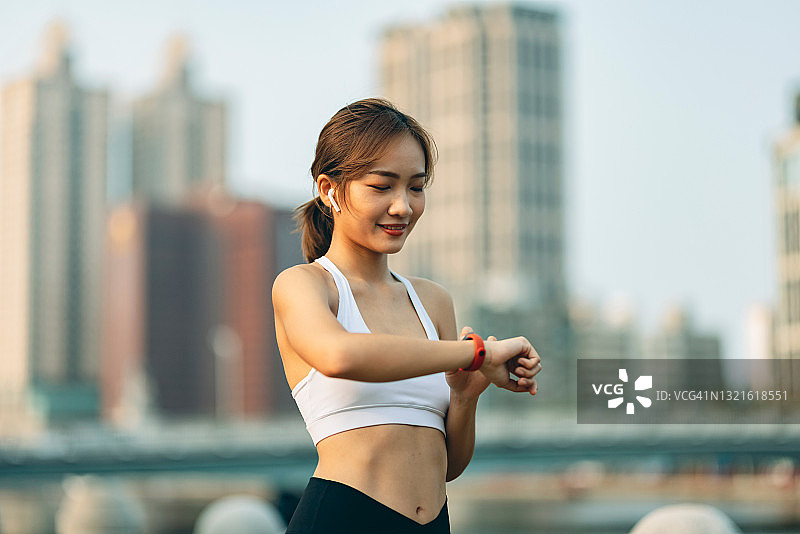 女人在城市里使用智能手表图片素材