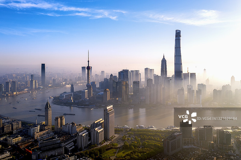 大雾中的上海天际线图片素材