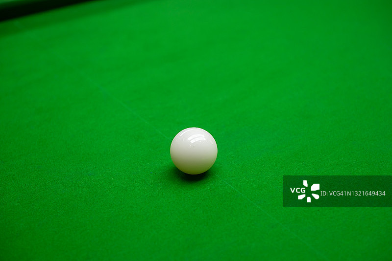 白色台球起始球图片素材