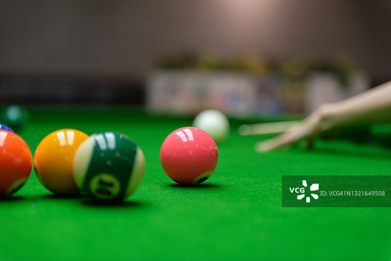 女人手打台球图片素材