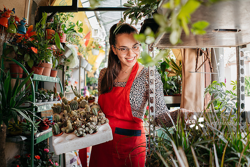 苗圃里笑容满面的年轻园丁图片素材